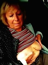 Older mommies want to have oral sex with dildo